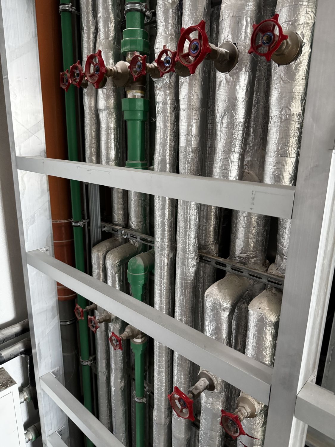 Installed insulated riser with shutoff valves